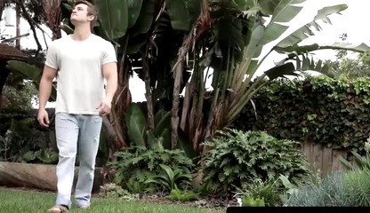 Muscle gay Leo Luckett spitroasted during bareback threeway with Lance Ford